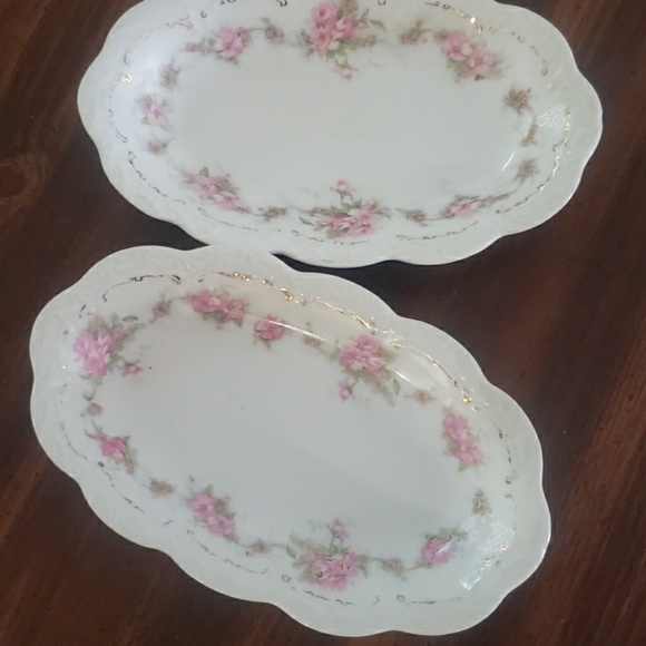 Two beautiful flowers dish - Picture 1 of 1